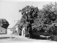 Wittine Ortsplatz mit Schule und Kapelle